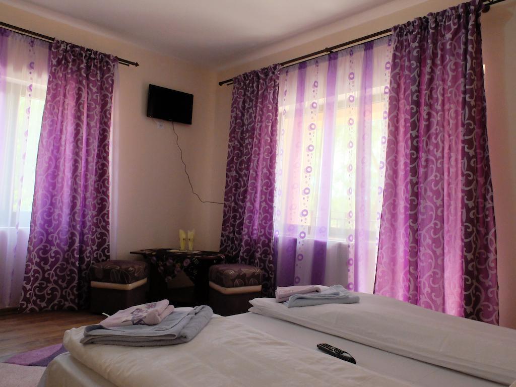 Dupa Apa La Razvan Sighetu Marmaţiei Zimmer foto